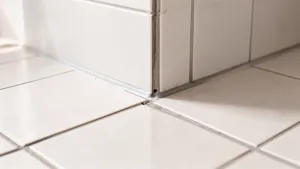 Wykończenie płytek podłogowych przy ścianie